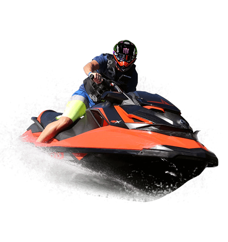 Άντρας σε πορτοκαλί Jet Ski οδηγεί με ταχύτητα πάνω στο νερό