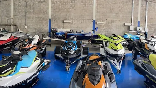 Πολλά Jet Ski διαφόρων χρωμάτων παρατεταγμένα σε αποθήκη