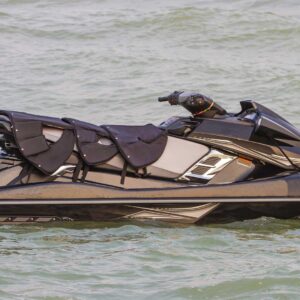 Jet Ski μαύρου χρώματος στο νερό